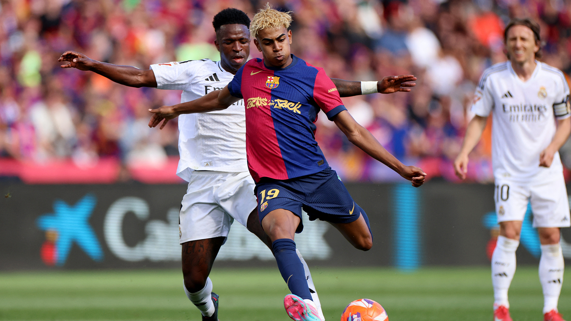 Vinícius Junior y Lamine Yamal durante un partido entre el Real Madrid y el FC Barcelona.